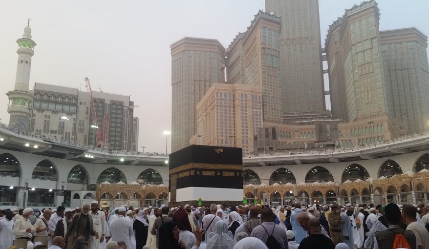 Suasana jamaah haji yang melakukan tawaf sunnah, sembil menunggu puncak musim haji 8-13 Dzulhijjah, saat harus menggunakan pakaian ihram kembali.