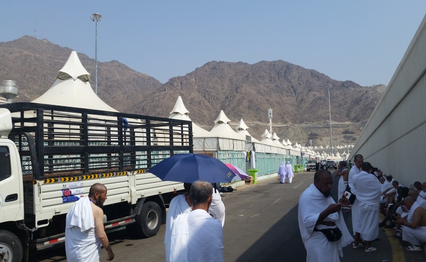 Suasana menunggu bis saat akan bertolak ke Arafah dari kompleks tenda di Mina