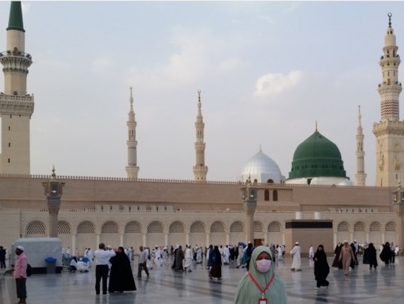 Bagian Belakang Masjid Nabawi, terlihat kubah hijau yang di bawahnya adalah lokasi rumah Nabi Muhammad S.A.W, dan Aisyah r.a, yang sekarang menjadi makam nabi beserta kedua shahabat beliau yang mulia, Abu Bakar Ash Shiddiq r.a., dan Umar ibnu Khattab r.a.