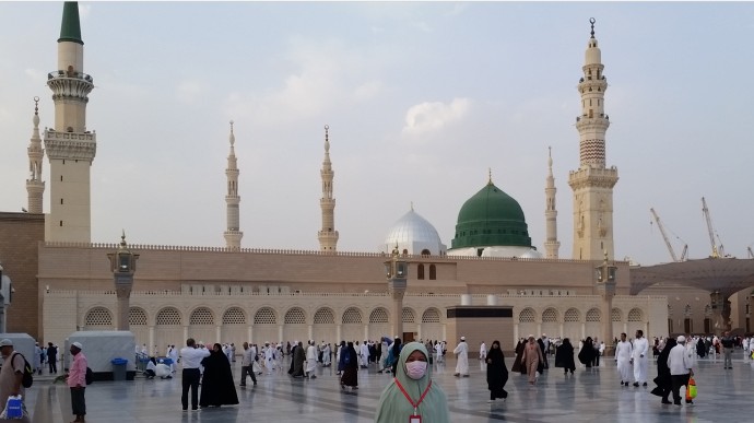 Bagian Belakang Masjid Nabawi, terlihat kubah hijau yang di bawahnya adalah lokasi rumah Nabi Muhammad S.A.W, dan Aisyah r.a, yang sekarang menjadi makam nabi beserta kedua shahabat beliau yang mulia, Abu Bakar Ash Shiddiq r.a., dan Umar ibnu Khattab r.a.