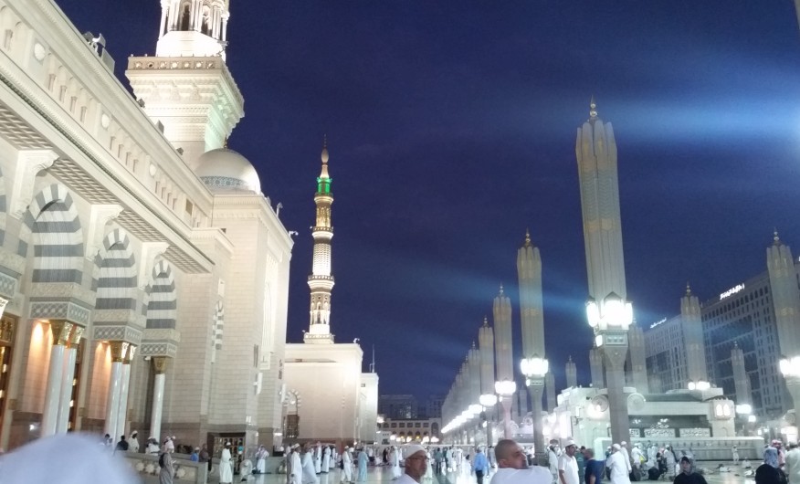 Bagian Depan Masjid Nabawi menjelang Isya, terlihat puluhan payung yang sudah kuncup kembali