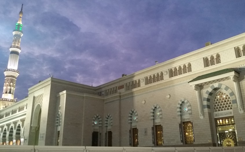 Sisi depan Masjid Nabawi, difoto dari samping, menjelang senja