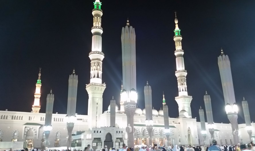 Bagian Depan Masjid Nabawi menjelang Isya, terlihat payung-payung yang sudah kuncup kembali